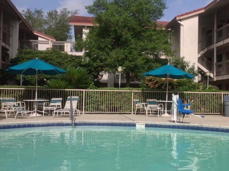 Red Roof Inn & Suites Houston- Hobby Airport Exterior photo