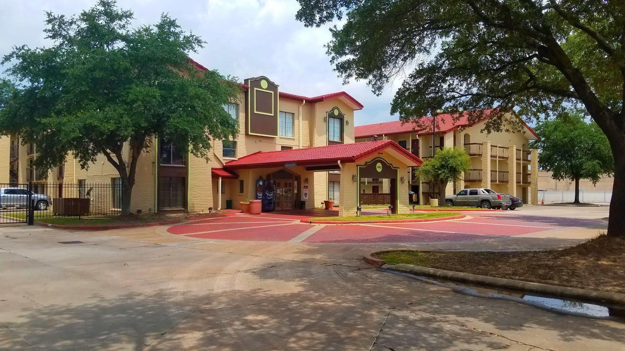 Red Roof Inn & Suites Houston- Hobby Airport Exterior photo