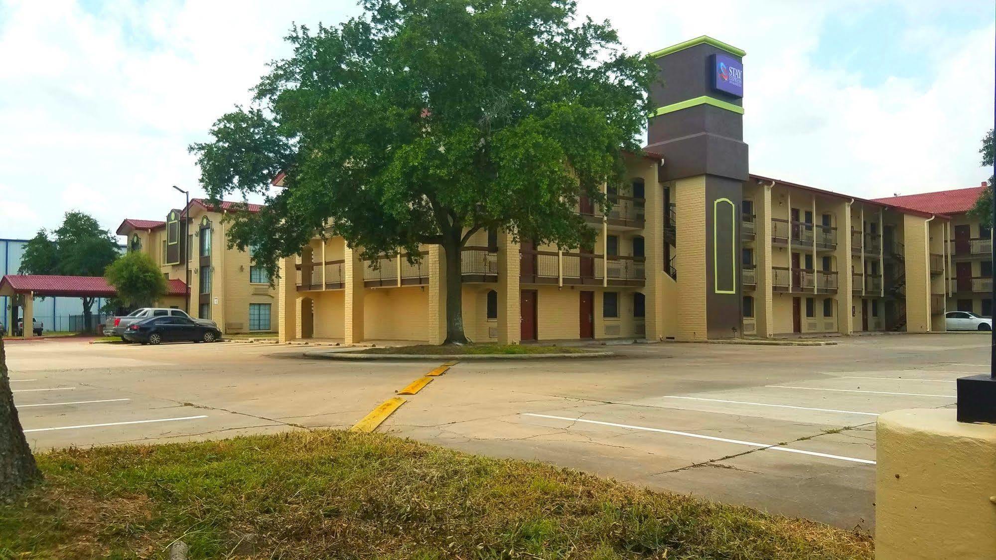Red Roof Inn & Suites Houston- Hobby Airport Exterior photo