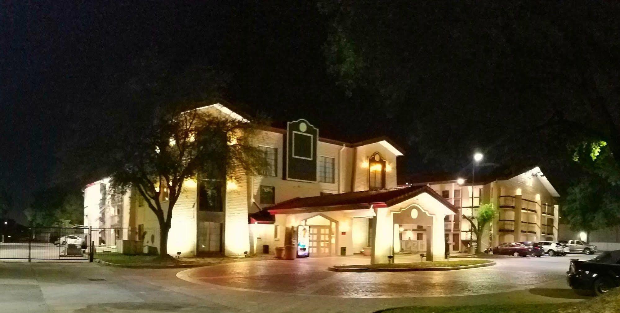 Red Roof Inn & Suites Houston- Hobby Airport Exterior photo