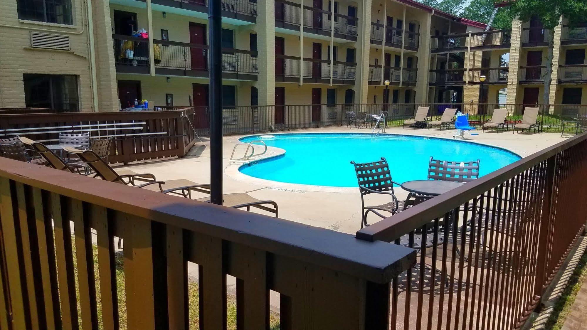 Red Roof Inn & Suites Houston- Hobby Airport Exterior photo