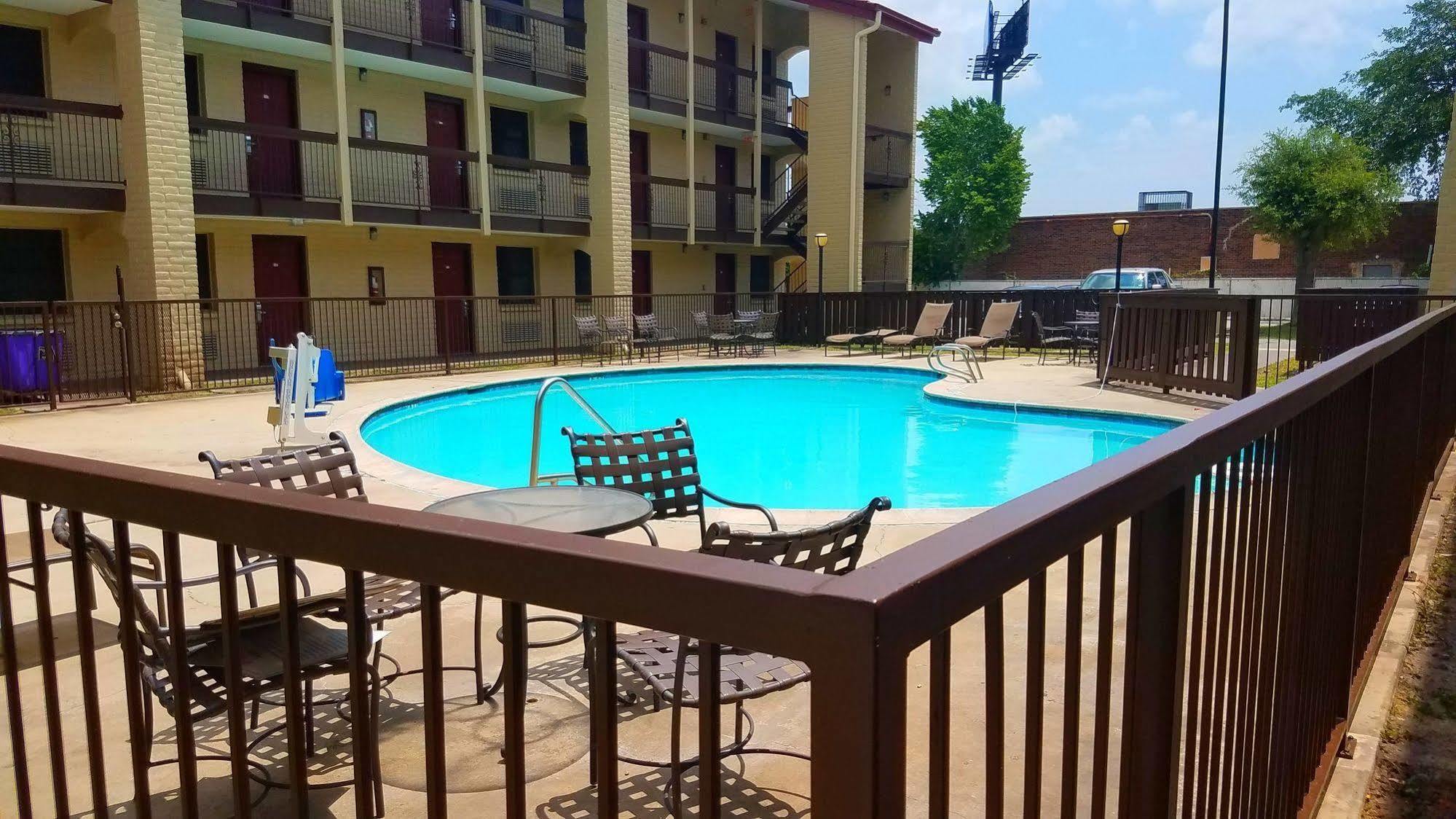 Red Roof Inn & Suites Houston- Hobby Airport Exterior photo